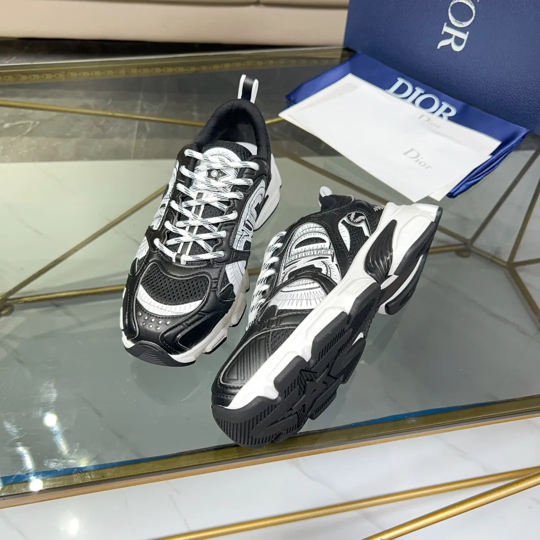 P500 Dior Chrono sneakers are a new product of the 2024 autumn ready-to-wear series, reinterpreting running shoes with Dior's haute couture style. Crafted from beige mesh with laminated leather-effect panels in gold and silver tones, it's highlighted by CD logos on the sides, a star patch on the tongue and a Dior logo on the heel. Featuring tri-color laces, a lightweight sole and star embellishments for a casual look for any season. Size: Female size 35-41 (Female size 41 and 42 can be customized) Male size 39-44 (45/46 can be customized) Color: white, pink, gold, silver, black